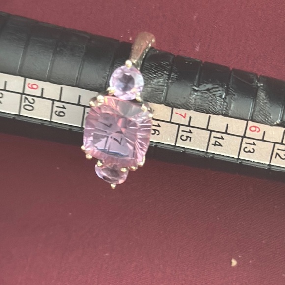Elegant Pink Gemstone Ring - Picture 2 of 9